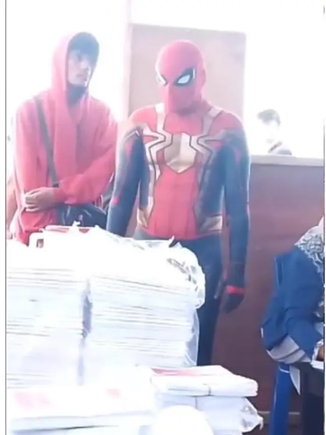 6 Potret Kocak Warga Datang Nyoblos ke TPS, Ada yang Pakai Kostum Superhero