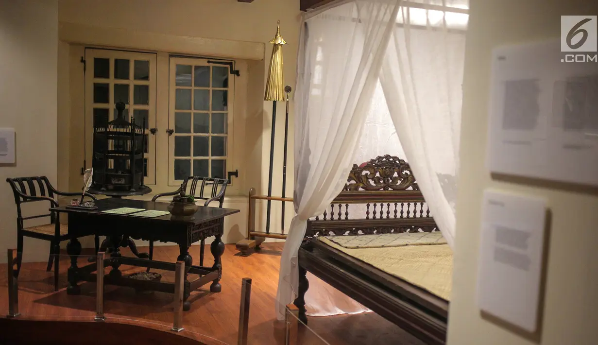 Sebuah meja dan tempat tidur Pangeran Diponegoro di Kamar Diponegoro, Museum Sejarah, Jakarta, Senin (1/4). Kamar Diponegoro terletak di lantai 2 tepatnya di atas penjara wanita salah satu bangunan Museum Sejarah, Jakarta. (Liputan6.com/Faizal Fanani)