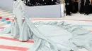 Glenn Close mengambil alih karpet Met Gala 2023 dengan gaun kemeja biru esnya. [Foto: @glennclose]