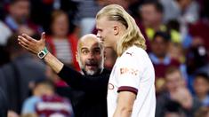 Pelatih Manchester City, Pep Guardiola, tampak mengomel kepada Erling Haaland saat melawan Burnley pada laga pekan perdana Premier League di Stadion Turf Moor, Sabtu (12/8/2023). City menang dengan skor 3-0. (AFP/Darren Staples)