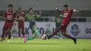 Bek Arema FC, Arthur Cunha, berebut bola dengan gelandang PS TNI, Guntur Triaji, pada laga Liga 1 di Stadion Pakansari, Bogor, Senin (3/7/2017). Kedua klub bermain imbang 0-0. (Bola.com/Vitalis Yogi Trisna)