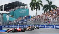 Dari kiri, pembalap Ferrari, Charles Leclerc, dari Monako, pembalap McLaren, Lando Norris, dari Inggris, dan pembalap Mercedes, Kimi Antonelli, dari Italia mengemudikan mobil mereka selama balapan F1 GP Miami, Minggu, 3 Mei 2026, di Miami Gardens, Florida. (AP Photo/Lynne Sladky)