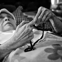 Lebih sepuluh tahun artis senior Aminah Cendrakasih tak bisa bebas beraktifitas akibat penyakit glaukoma yang dideritanya. Bahkan, lima tahun belakangan, Aminah hanya  di atas tempat tidur. (Adrian Putra/Bintang.com)