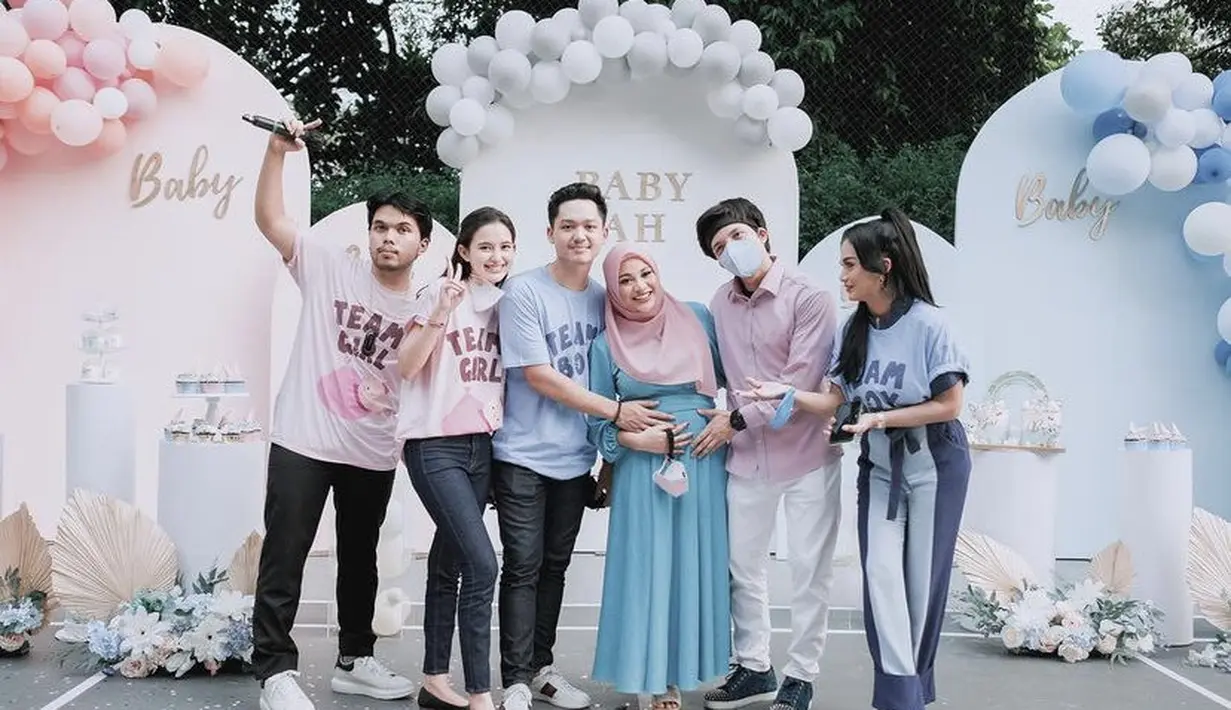 Bahkan Sarah pun sudah turut serta ketika gender reveal anak pertama Aurel. Ia mengenakan kaos team girl dipadukan celana denim dan flat shoesnya. (@ssarah_menzel)