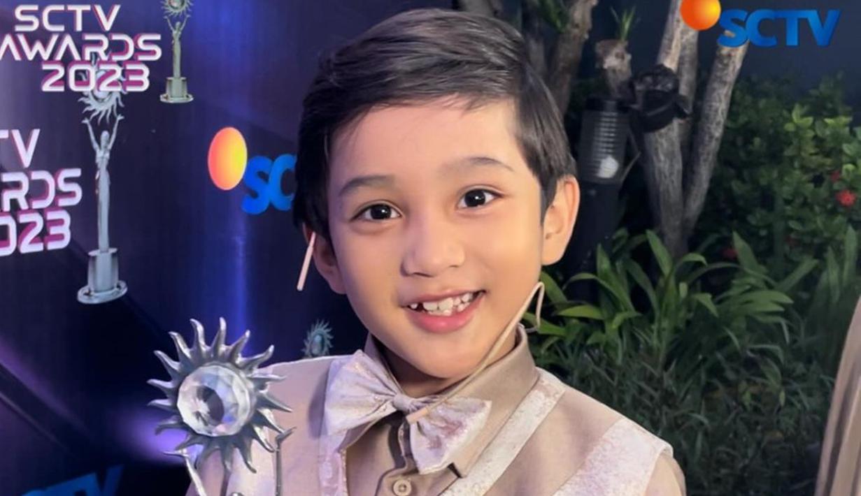 Artis cilik Darren Ronaldy berhasil sabet penghargaan SCTV Awards 2023 kategori Aktor Aktris Anak Paling Ngetop lewat sinetron Takdir Cinta yang Kupilih. Pertama kali masuk nominasi SCTV Awards dan langsung raih penghargaan di usia yang masih sangat muda, Darren tuai banyak apresiasi. Seperti diketahui Darren lahir September 2017 dan kini menginjak usia 6 tahun. (Liputan6.com/IG/@sctv)