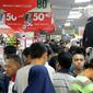 Pengunjung memadati Mal Ciputra Semarang, Selasa (12/6). Sejumlah pusat perbelanjaan menawarkan berbagai program menarik guna merebut hati konsumen yang berbelanja untuk merayakan Idul Fitri. (Liputan6.com/Gholib)