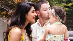 Dkutip dari freepressjournal, Kain berwarna limau yang dikenakan Priyanka berasal dari koleksi Couture Festive 2024 milik desainer Nargis, yang ia padukan dengan blus kuning. (Foto: Intagram/ priyankachopra)