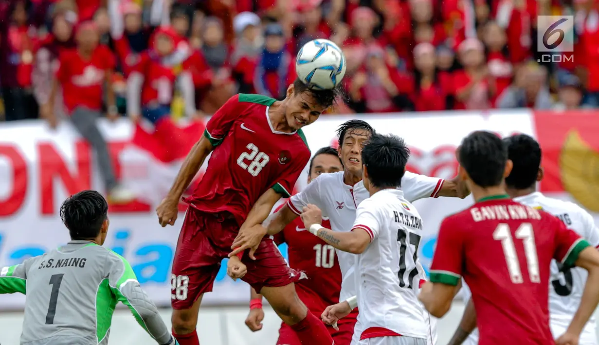 Timnas U-22 Indonesia M Rezaldi Hehanusa menyundul bola saat melawan Myanmar dalam laga final perebutan medali perunggu Sea Games 2017 di Stadion MPS, Selayang, Malaysia, Selasa (29/8). Indonesia menang dengan skor 3-1. (Liputan6.com/Faizal Fanani)