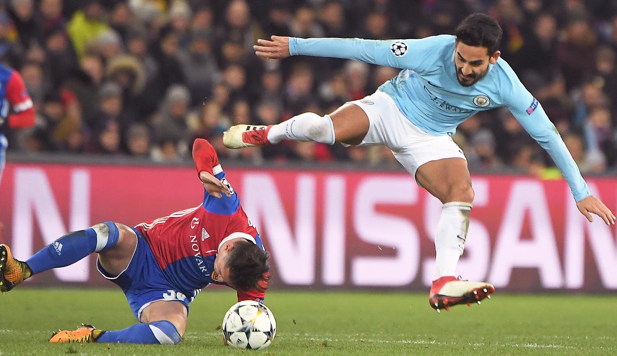 Aksi pemain Manchester City, Ilkay Gundogan (kanan) saat berebut bola dengan pemain Basel, Taulant Xhaka pada laga 16 besar Liga Champions di Saint Jakob-Park Stadium, Basel, (13/2/2018). Manchester City menang 4-0. (AFP/Patrick Hertzog)
