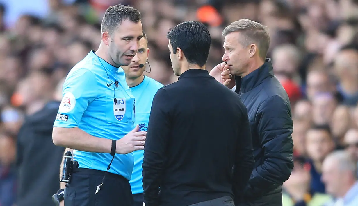 Wasit tiba-tiba menghentikan laga saat pemain Leeds akan melakukan lemparan ke dalam. Tak heran jika para pemain dan staf pelatih terlihat kebingungan dengan keputusan tersebut. (AFP/Lindsey Parnaby)
