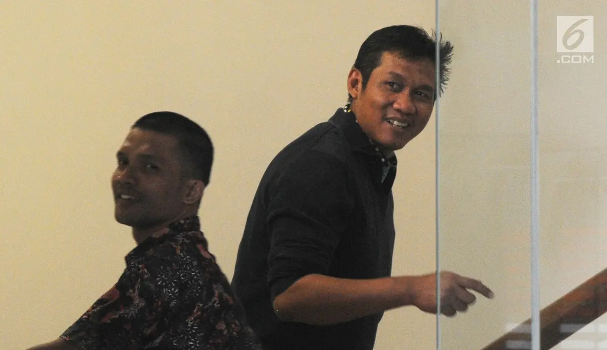 Direktur Bisnis PLN Regional Sumatera, Wiluyo Kusdwiharto tiba di Gedung KPK, Jakarta, Jumat (14/9). Keduanya diperiksa sebagai saksi untuk tersangka Eni Maulani Saragih. (Merdeka.com/Dwi Narwoko)