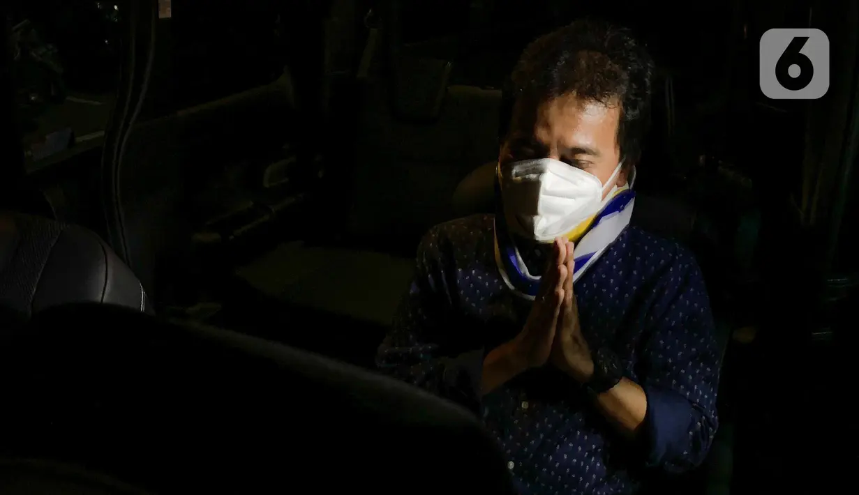 Roy Suryo usai menjalani pemeriksaan di Direskrimum Polda Metro Jaya, Jakarta, Kamis (28/7/2022). Roy Suryo telah menjalani pemeriksaan lanjutan sebagai tersangka kasus meme stupa Candi Borobudur. (Liputan6.com/Faizal Fanani)