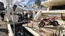 Sebuah sepeda motor berada di geladak kapal yang dipajang saat Sydney International Boat Show di Darling Harbour di Sydney, Australia (3/8). Acara pameran alat transportasi air ini berlangsung dari 3 sampai 7 Agustus. (AFP Photo/Peter Parks)