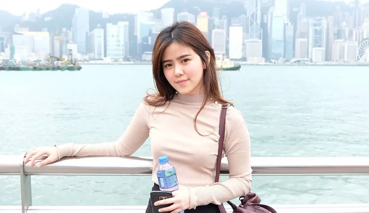 Sebagai seorang penyanyi, wanita kelahiran 1994 ini tentu selalu memperhatikan penampilannya. Di luar panggung, ia tampil dengan busana simpel namun tetap stylish. Seperti sedang berlibur, Melisa Hartanto tampil modis dengan gaya kasual. (Liputan6.com/IG/@melisahart_)