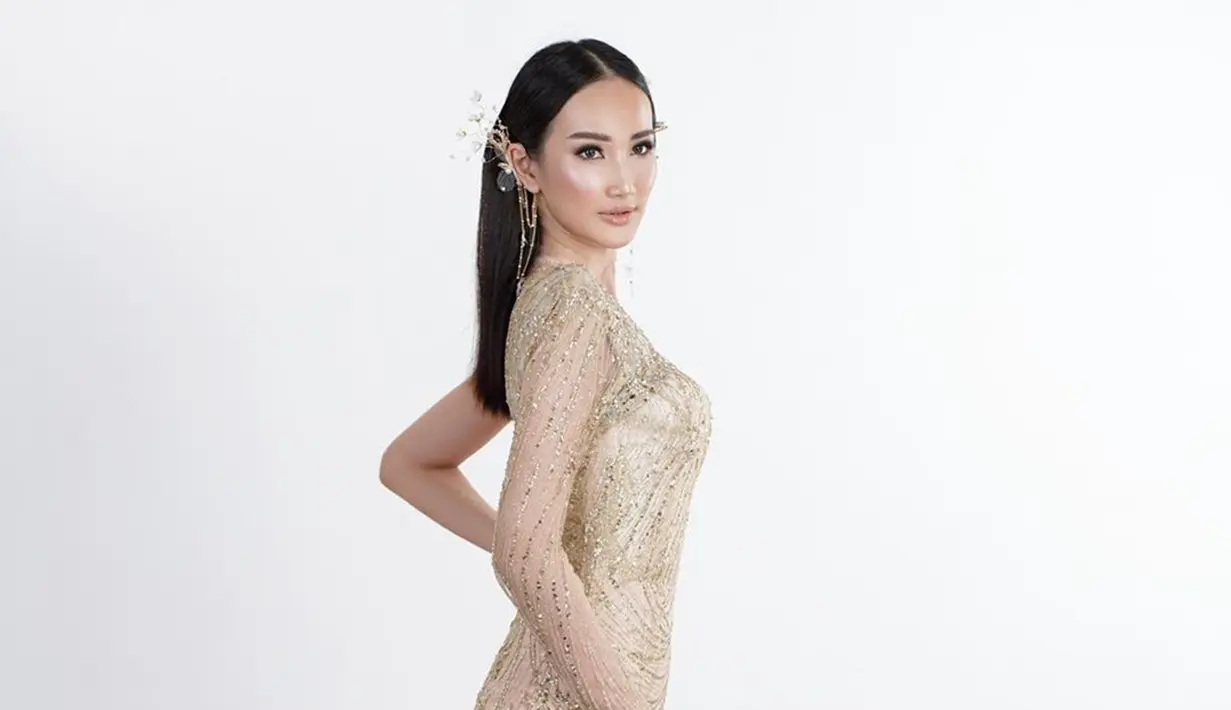 Bella juga cukup sering mengunggah berbagai kegiatannya di akun Instagram. Wanita yang menjadi perwakilan Jawa Timur dalam ajang Miss Grand Indonesia 2020 ini pun berhasil curi perhatian publik karena paras serta penampilannya. (Liputan6.com/IG/@bellaapriliasant)