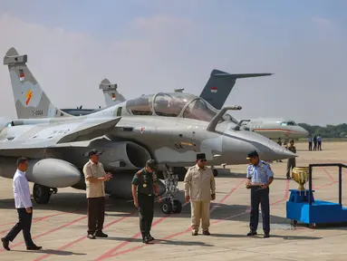 Presiden Prabowo Subianto (kedua kanan) sesaat sebelum menyerahkan sejumlah Alat Utama Sistem Senjata (Alutsista) strategis ke TNI di Pangkalan Udara (Lanud) Halim Perdanakusuma, Jakarta, Senin (18/5/2026). (merdeka.com/Arie Basuki)