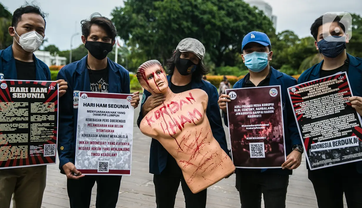 Sejumlah mahasiswa dari Universitas Trisakti menggelar aksi memperingati Hari HAM Internasional di depan Taman Aspirasi, Jakarta, Kamis (10/12/2020). Aksi tersebut menuntut agar pemerintah segera menyelesaikan berbagai permasalahan pelanggaran HAM berat di Indonesia. (Liputan6.com/Faizal Fanani)