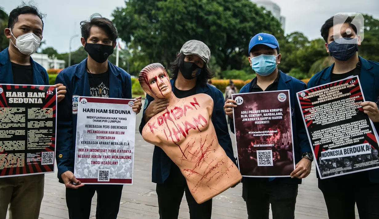 Sejumlah mahasiswa dari Universitas Trisakti menggelar aksi memperingati Hari HAM Internasional di depan Taman Aspirasi, Jakarta, Kamis (10/12/2020). Aksi tersebut menuntut agar pemerintah segera menyelesaikan berbagai permasalahan pelanggaran HAM berat di Indonesia. (Liputan6.com/Faizal Fanani)