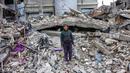 Yazan Kanoua, 10 tahun, berpose di depan rumahnya yang hancur di Jabalia, Jalur Gaza utara, pada 9 Februari 2025. (Bashar TALEB/AFP)