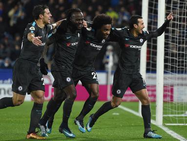 Para pemain Chelsea merayakan gol yang dicetak Pedro ke gawang Huddersfield pada laga Premier League di Stadion John Smith, Huddersfield, Selasa (12/12/2017). Huddersfield kalah 1-3 dari Chelsea. (AFP/Oli Scarff)