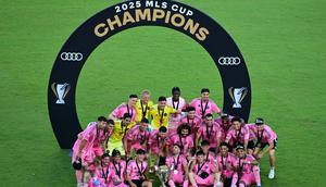 Lionel Messi dan rekan-rekannya di Inter Miami berpose bersama trofi juara setelah memenangkan MLS Cup 2025. Inter Miami mengalahkan Vancouver Whitecaps FC di Chase Stadium, Florida, Minggu (7/12/2025) dini hari WIB. (Julio Aguilar/Getty Images/AFP)
