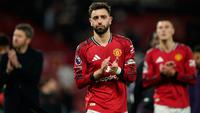 Bruno Fernandes dari Manchester United berjalan keluar lapangan setelah pertandingan Premier League antara Manchester United dan Leeds di Manchester, Inggris, Selasa (14-4-2026) dini hari WIB. (Foto AP/Dave Thompson)