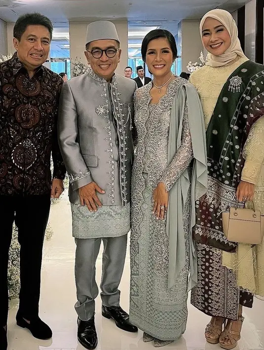 <p>Alya Rohali mengenakan atasan tunik berbordir dipadukan kain sebagai bawahan dan selendangnya. [@arohali]</p>