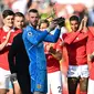 Kiper Manchester United David de Gea memenangkan trofi Sarung Tangan Emas setelah membuat clean sheet terbanyak di Liga Inggris musim 2022/2024. (foto:&nbsp;Paul ELLIS / AFP)