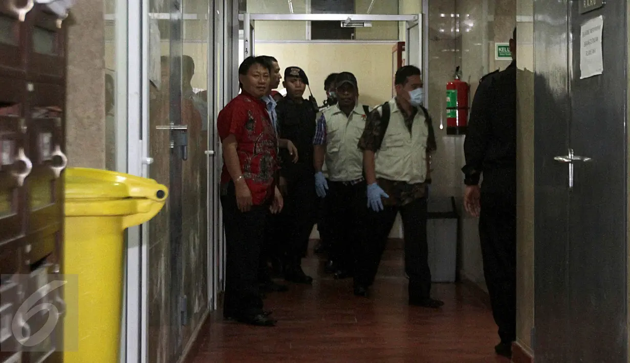 Penyidik KPK tiba di Gedung Nusantara I untuk menggeledah ruangan 0621 milik Damayanti Wisnu Putranti, Jakarta, Kamis (14/1/2016). Damayanti diduga melakukan suap dalam pengamanan proyek Kementerian PUPR pada APBN 2016. (Liputan6.com/Johan Tallo) 