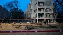 Media Israel melaporkan pada Sabtu 21 Maret 2026 malam waktu setempat bahwa delapan orang tewas dan lebih dari 100 orang terluka akibat serangan rudal Iran di Arad, Israel Selatan. Tampak dalam foto, pasukan keamanan Israel memeriksa bangunan tempat tinggal yang rusak akibat serangan rudal Iran di Arad, Israel Selatan, Minggu, 22 Maret 2026. (AP Photo/Ohad Zwigenberg)