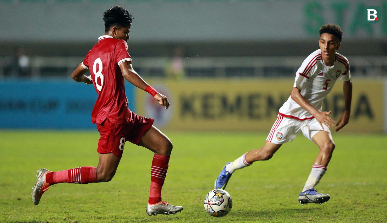 <p>Penyerang Timnas Indonesia U-17, Arkhan Kaka&nbsp;berusaha melewati hadangan pemain Timnas Uni Emirat Arab U-17 di laga Grup B Kualifikasi Piala Asia U-17 2023 yang berlangsung di Stadion Pakansari, Bogor, Rabu (5/10/2022) (Bola.com/M Iqbal Ichsan)</p>