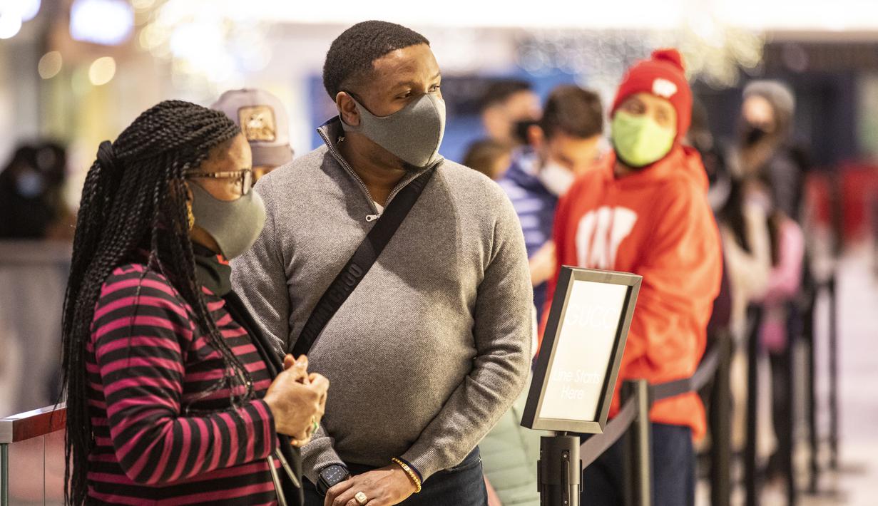 Orang-orang mengantre masuk toko saat belanja Black Friday di Fashion Outlets of Chicago, Rosemont, Illinois, Amerika Serikat (AS), 27 November 2020. Belanja online konsumen AS tumbuh secara tahunan (year on year) sebesar 21,5 persen, menurut data yang dirilis Adobe Analytics. (Xinhua/Joel Lerner)