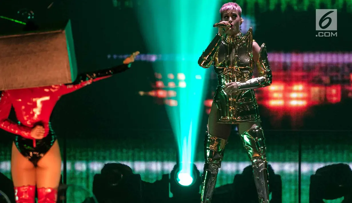 Penyanyi Katy Perry saat membawakan lagu pada konsernya bertajuk Witness: The Tour di ICE BSD, Tangerang Selatan, Sabtu (14/4). Konser Witness merupakan konser ketiga Katy Perry di Indonesia. (Liputan6.com/Faizal Fanani)