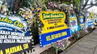 Ratusan karangan bunga ucapan belasungkawa berjajar di depan Rumah Dinas Gubernur Jawa Barat, Gedung Pakuan, Jalan Pasirkalimi, Jumat (3/6/2022). (Liputan6.com/ Huyogo Simbolon)