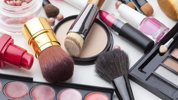 Mengungkap Trik Makeup Sederhana untuk Pengguna Kacamata yang Harus Anda Coba