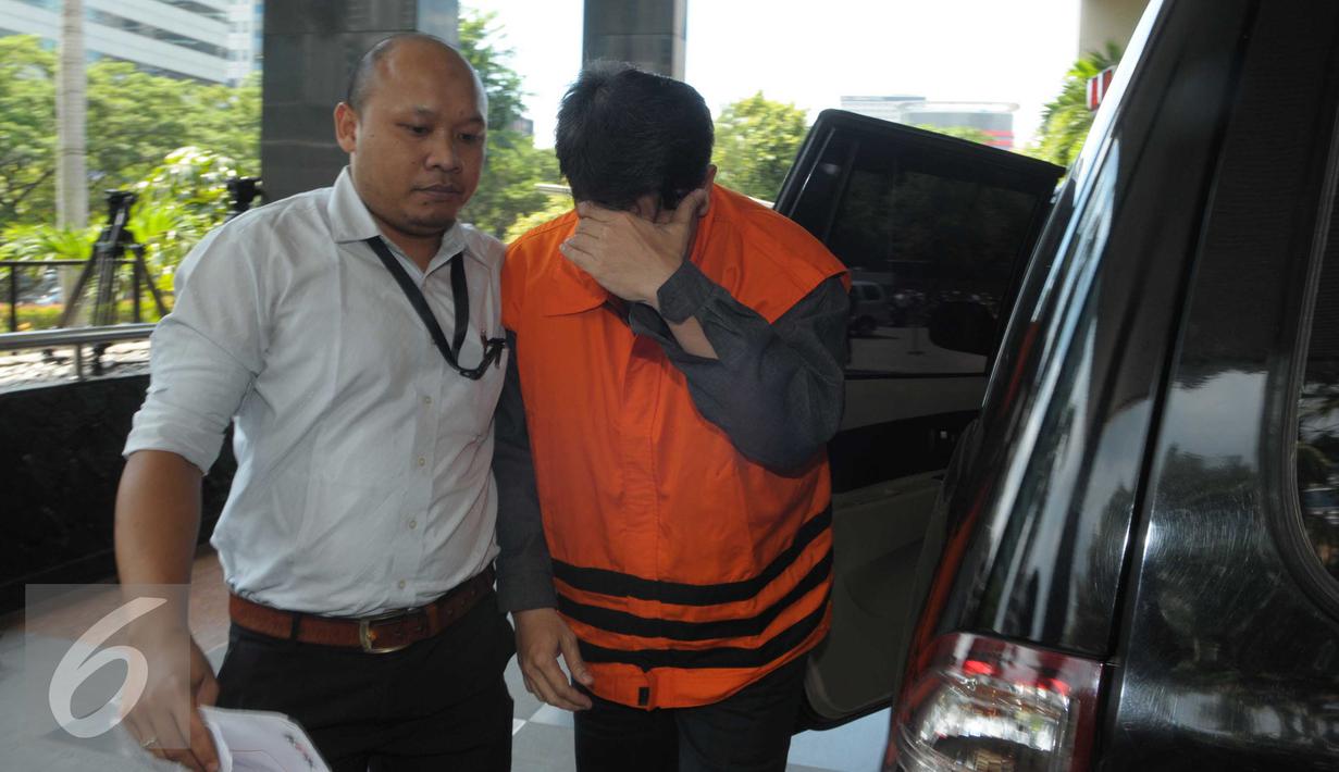 Karyawan PT Agung Podomoro Land (APL), Trinanda Prihantoro berjalan saat akan menjalani pemeriksaan di gedung KPK, Jakarta, Sabtu (4/4/2016). (Liputan6.com/Helmi Afandi)