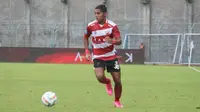 Winger Madura United, Salim Tuharea. (Bola.com/Wahyu Pratama)