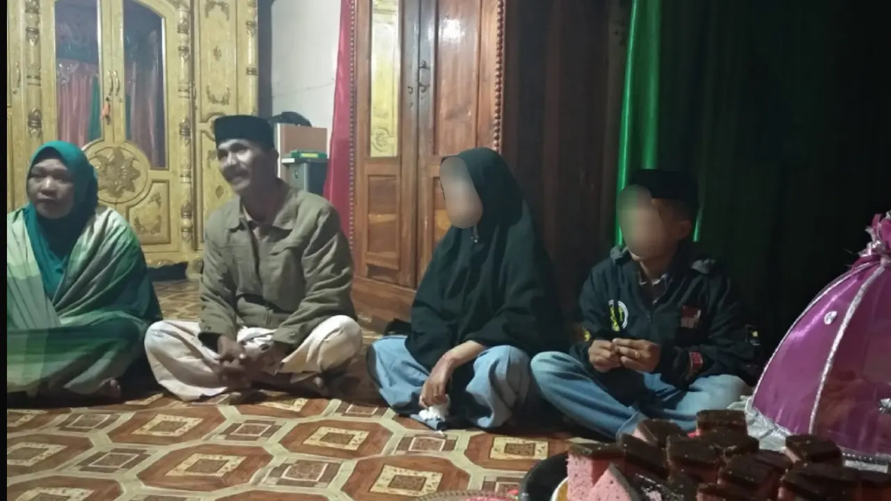 Pasangan pernikahan dini saat ditemui di kediamannya (Fauzan/Liputan6.com)