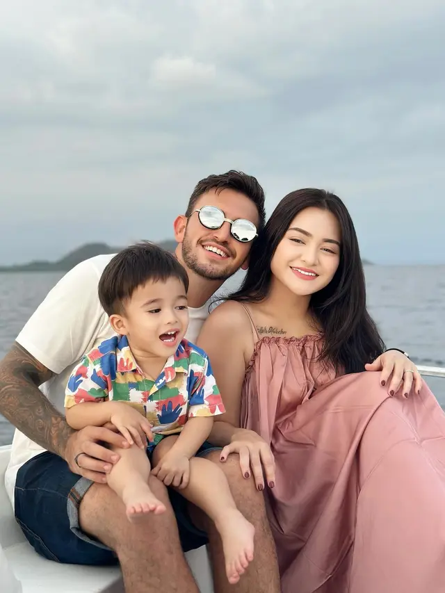 Tampil Mesra, Ini 7 Potret Liburan Nathalie Holscher dan Ladislao yang Tuai Sorotan