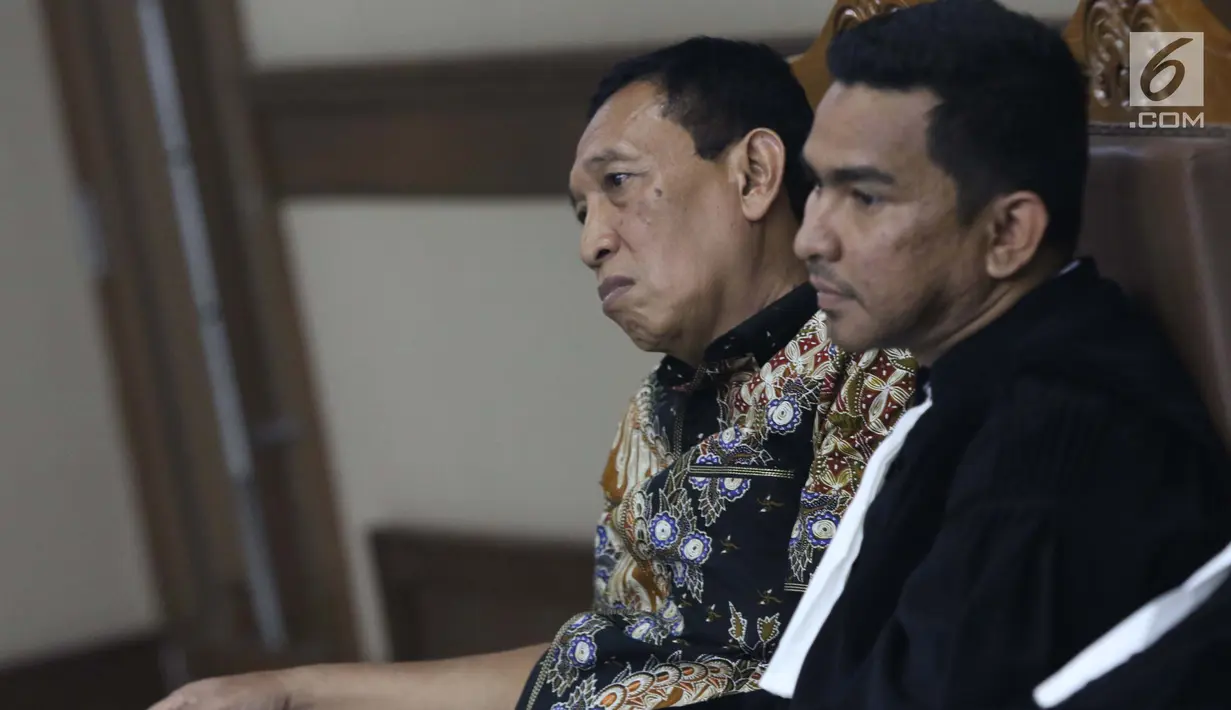 Terdakwa kasus suap dana hibah dari Kemenpora kepada KONI, Ending Fuad Hamidy (kiri) saat mengikuti sidang lanjutan di Pengadilan Tipikor Jakarta, Kamis (25/4). Sidang mendengar keterangan saksi-saksi, termasuk Asisten Pribadi Menpora Imam Nahrawi, Miftahul Ulum. (Liputan6.com/Helmi Fithriansyah)