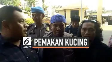 Abah Grandong pria yang diduga makan kucing hidup-hidup di Kemayoran, Jakarta Pusat, akhirnya menyerahkan diri, ke Polres Metro Jakarta Pusat. Kedatangannya disambut pihak kepolisian, Kamis (1/8/2019).