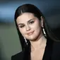 Selena Gomez saat tiba di acara tahunan kedua Academy Museum di Academy Museum of Motion Pictures di Los Angeles, Amerika, Sabtu (15/10/2022). Lama tak terlihat, Selena Gomez tampil anggun dan menawan dengan balutan busana serba hitam. (Jon Kopaloff/Getty Images via AFP)