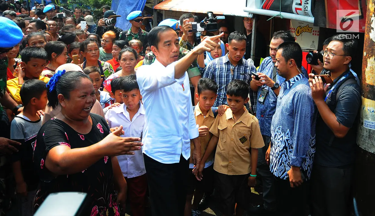 Calon presiden Joko Widodo (Jokowi) menyapa warga usai menyampaikan pidato kemenangannya di Kampung Deret, Tanah Tinggi, Jakarta, Selasa (21/5/2019). Pidato tersebut menanggapi keputusan KPU yang menetapkan pasangan Jokowi-Ma'ruf Amin sebagai pemenang Pilpres 2019. (Liputan6.com/Angga Yuniar)