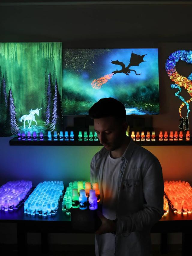 Gunakan Teknik Khusus, 6 Lukisan Ini Tampak Bersinar dalam Keadaan Gelap