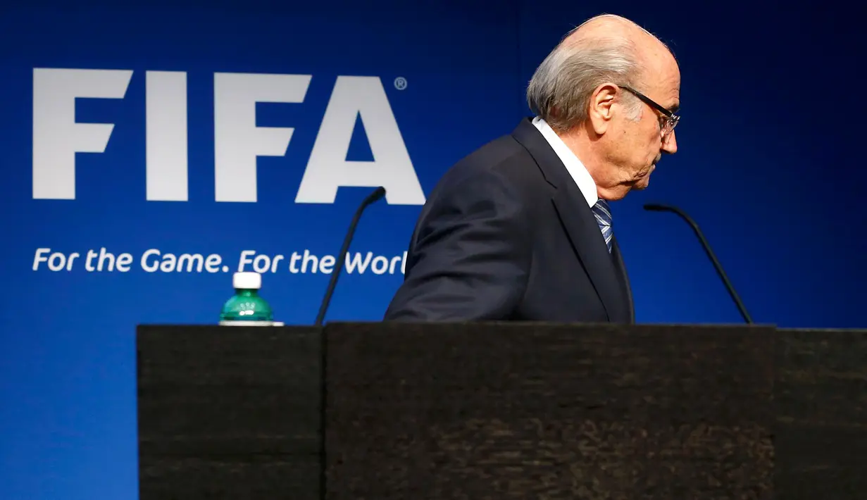  Presiden FIFA, Sepp Blatter setelah menyampaikan pengunduran dirinya di markas FIFA, Zurich, Swiss, Selasa (2/6). Blatter mengundurkan diri sebagai presiden FIFA setelah 17 tahun menjabat. (REUTERS/Ruben Sprich)