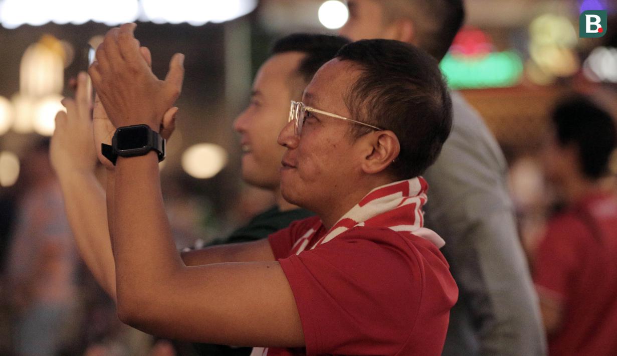 Pendukung Timnas Indonesia U-17 merayakan gol yang dicetak oleh Arkhan Kaka ke gawang Timnas Ekuador U-17 dalam pertandingan Grup A Piala Dunia U-17 2023 dalam acara nonton bareng di Avenue of The Stars Lippo Mall Kemang, Jakarta, Jumat (10/11/2023). (Bola.com/Adine Wirya)