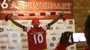 Seorang Anggota Arsenal Indonesia Supporters (AIS) berfoto sebelum acara nonton bareng Newcastle United vs Arsenal dimulai di Gumati Cafe, Bogor. Sabtu (29/8/2015). (Bola.com/Arief Bagus)
