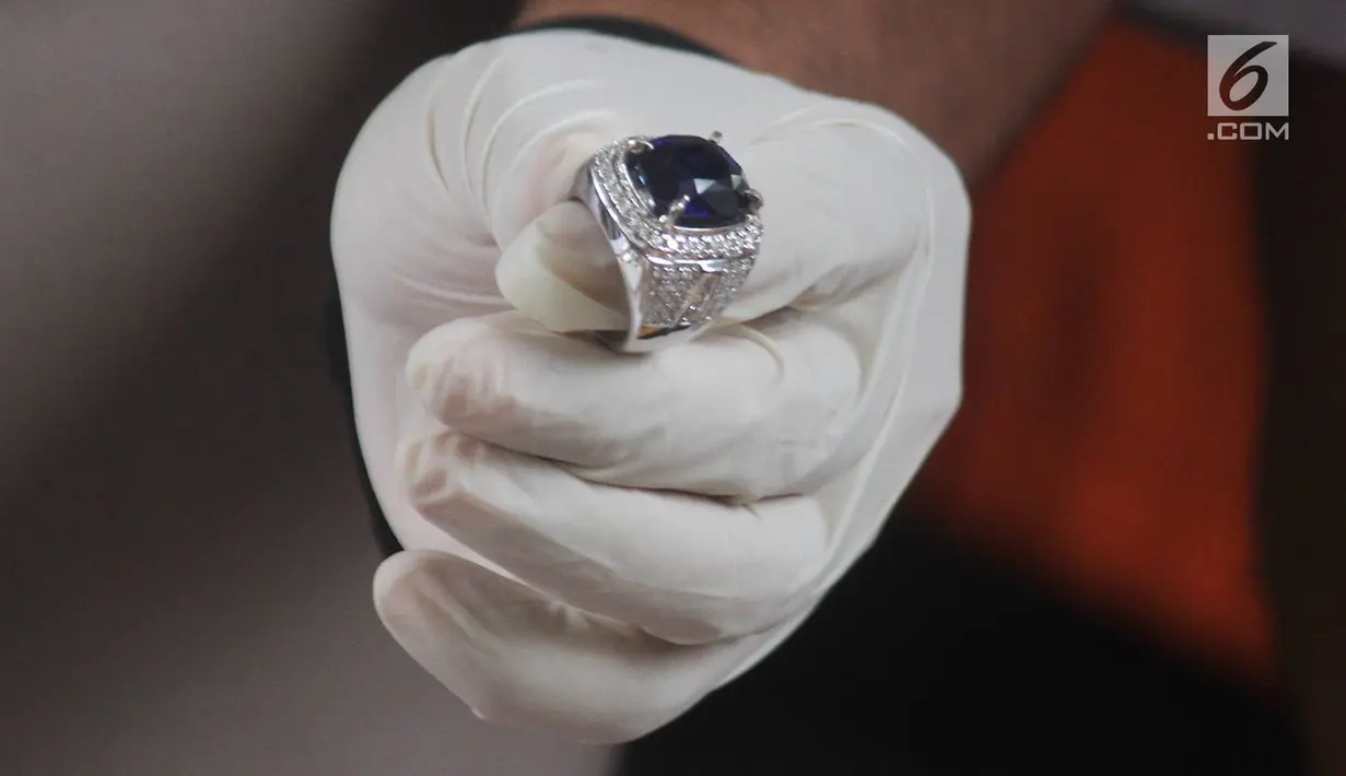Barang bukti cincin diperlihatkan saat rilis kasus narkotika di Polda Metro Jaya, Jakarta, Rabu (16/1). Polisi menangkap empat orang tersangka, di mana salah satunya mengaku sebagai mantan kekasih penyanyi Syahrini. (Liputan6.com/Immanuel Antonius)