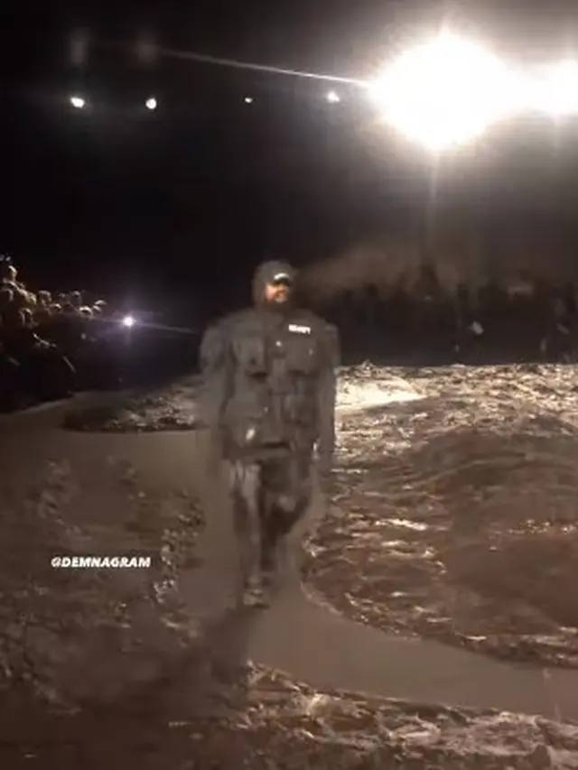 Aksi Kanye West dan Para Model di Runway Berlumpur Balenciaga