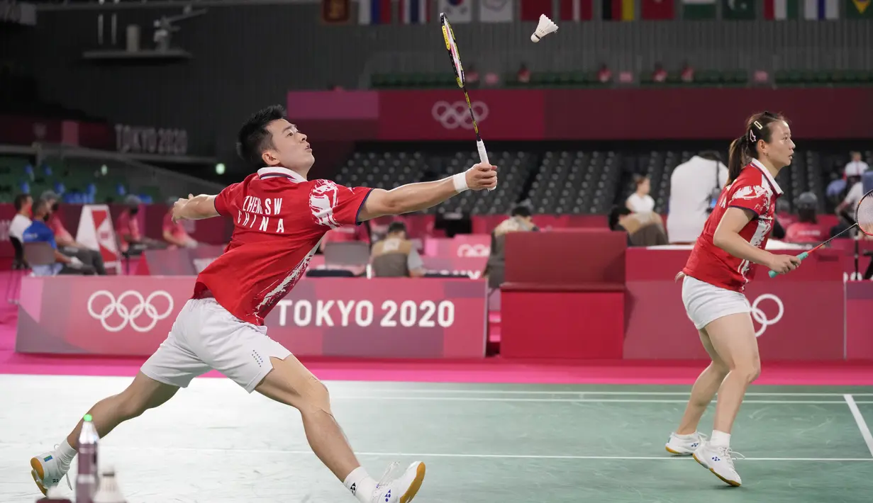 Pebulu tangkis China Zheng Si Wei (kiri) dan Huang Ya Qiong saat melawan pebulu tangkis Indonesia Praveen Jordan dan Melati Daeva Oktavianti pada pertandingan perempat final ganda campuran Olimpiade 2020 di Tokyo, Jepang, Rabu (28/7/2021). Praveen / Melati kalah. (AP Photo/Dita Alangkara)